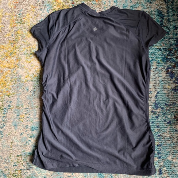 Athleta Run Tee size M ๐ Awesome!! - Picture 4 of 5